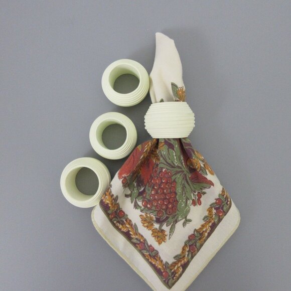 Napkin Rings Set of 4 Creamy White Carved Barrel Wood 1.5" High x 2.0" Wide - Picture 1 of 4